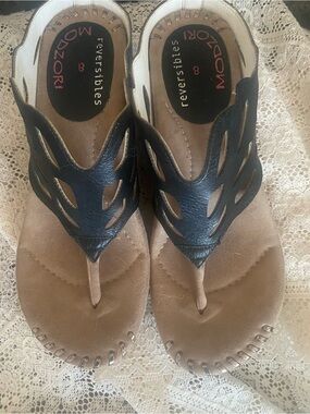Modzori Reversibles Black and White Women's Thong Sandals